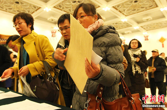 禮儀小姐在機(jī)場等候委員抵達(dá)