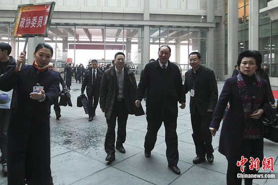 禮儀小姐在機(jī)場等候委員抵達(dá)