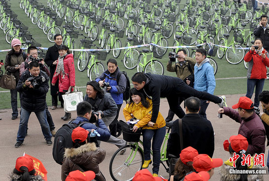 濮存昕陳光標倡導自行車出行