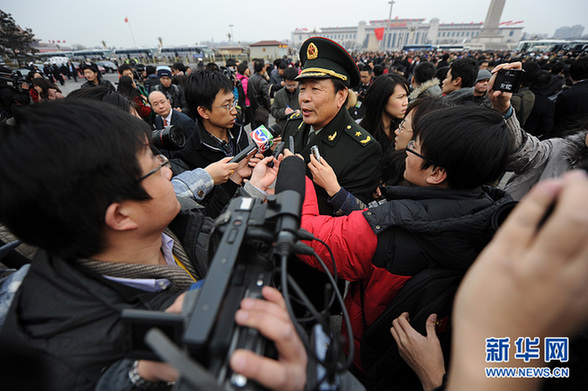 政協(xié)委員遭遇記者圍堵采訪