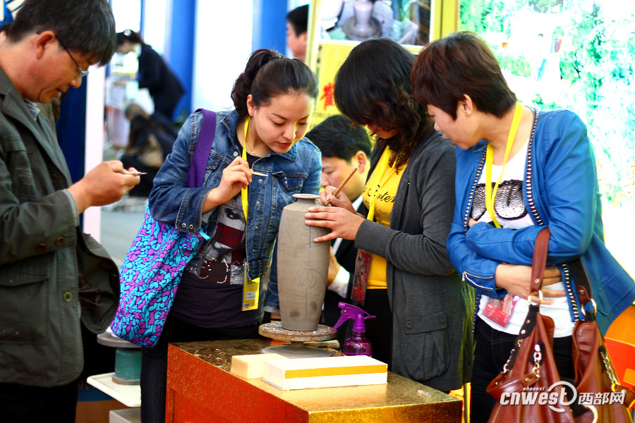 西洽會上展品琳瑯滿目 觀者目不暇接