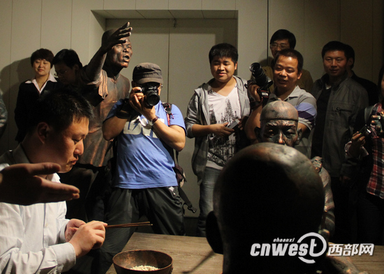 網(wǎng)媒編輯記者在老孫家：以“掰饃”的名義戰(zhàn)斗