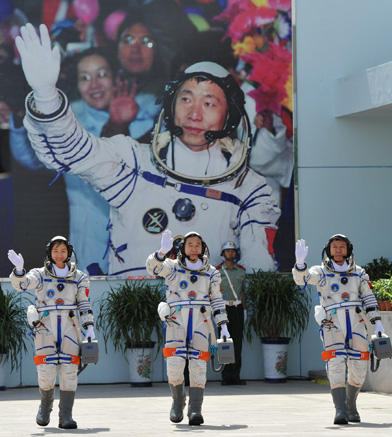 神舟九號(hào)航天員出征