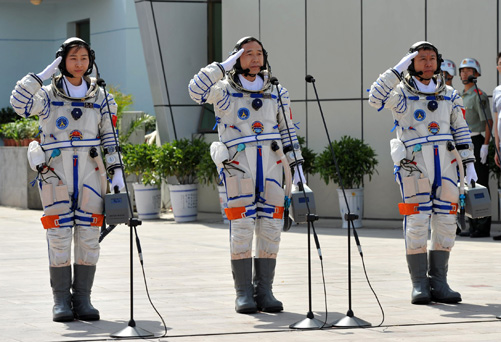 神舟九號航天員出征