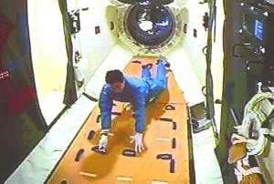 航天員今日全面開展空間實驗及失重防護措施