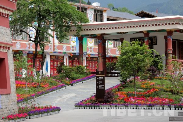 四川阿壩三江：從殘?jiān)珨啾诘剿l(xiāng)藏寨