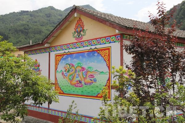 四川阿壩三江：從殘?jiān)珨啾诘剿l(xiāng)藏寨