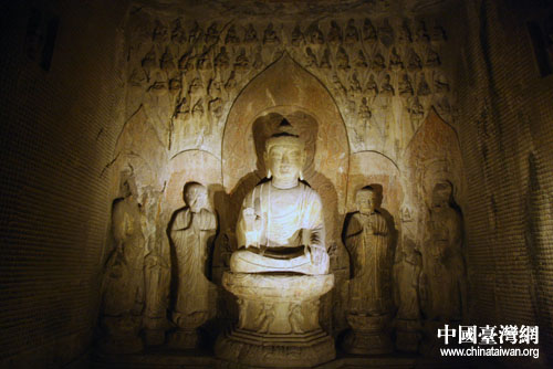 “網(wǎng)上看河南”走進(jìn)洛陽 記者夜游龍門石窟