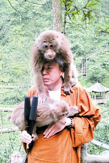 超萌法師帶猴講法頌生命 網友：用繩命賣萌