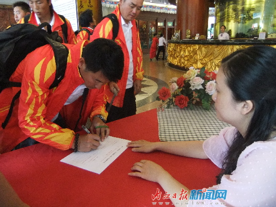 中國和澳大利亞藝術(shù)滑水隊2日抵達內(nèi)江