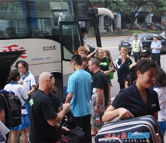 中國和澳大利亞藝術(shù)滑水隊2日抵達內(nèi)江