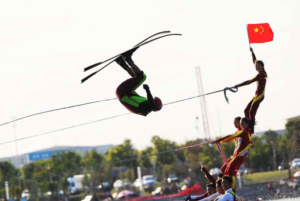 組圖：中澳滑水膠州賽閉幕 高難跳躍滑水吸眼球