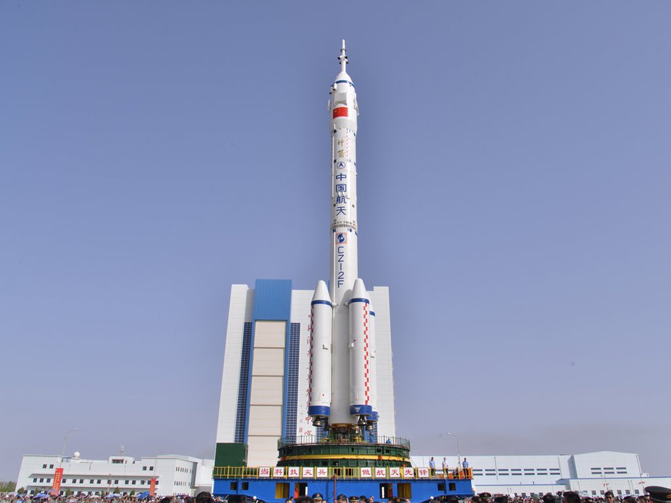 高清：神舟十號箭船組合體轉運至發射塔架