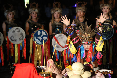 全國(guó)網(wǎng)絡(luò)媒體龍江行探訪饒河縣 體驗(yàn)赫哲族祭江祭祀活動(dòng)