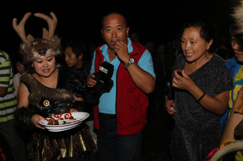 全國(guó)網(wǎng)絡(luò)媒體龍江行探訪饒河縣 體驗(yàn)赫哲族祭江祭祀活動(dòng)