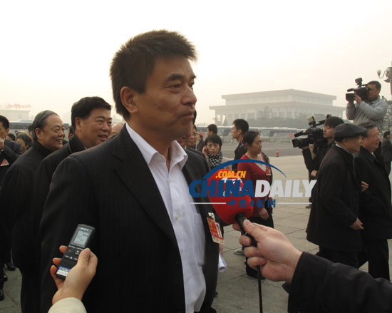 劉永好接受記者采訪(圖)