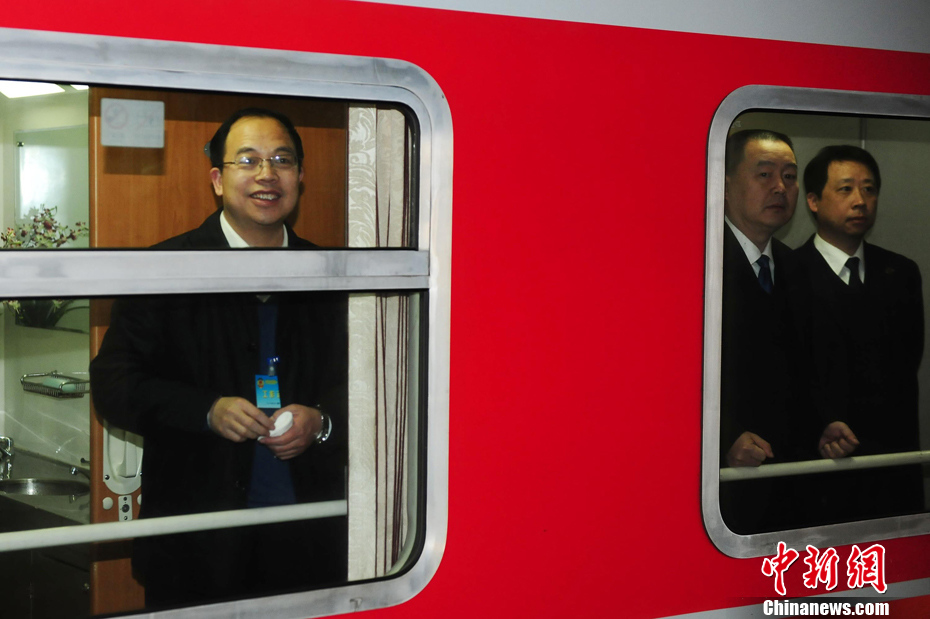 首批參加全國政協(xié)十一屆五次會議的京外委員抵京