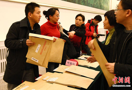 禮儀小姐在機場等候委員抵達