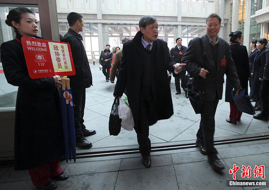 禮儀小姐在機場等候委員抵達