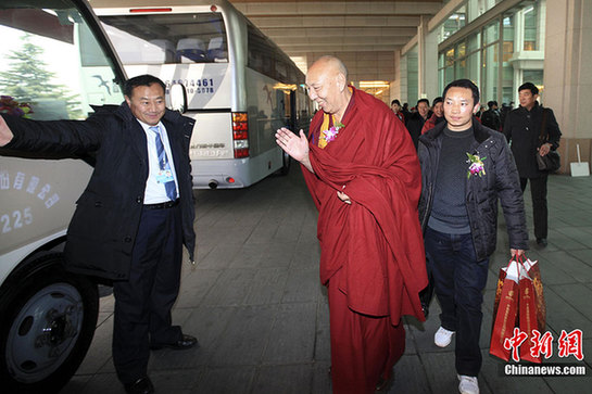 禮儀小姐在機(jī)場(chǎng)等候委員抵達(dá)