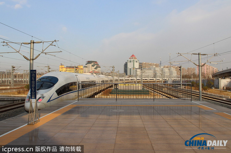 京津城際首開“加長版” 列車 可載千人