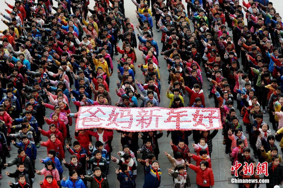 江西留守兒童剪紙問候爸媽新年好