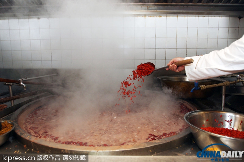 臘八節各地熬制臘八粥供市民免費領取