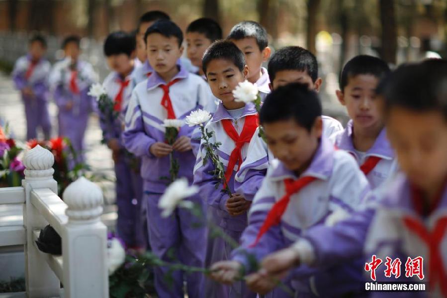 北京大學生文明祭掃 小提琴演奏祭先烈