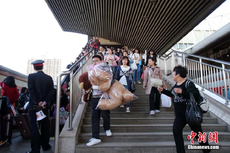 清明將至 中國(guó)各地將迎來(lái)中短途返鄉(xiāng)祭祖高峰