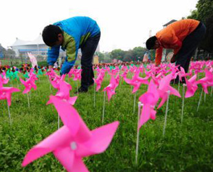 湖南公園清明十萬(wàn)風(fēng)車寄思念