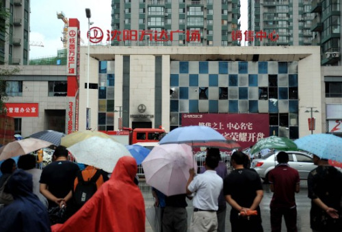 沈陽萬達廣場發生火災致9死9傷 墻體爆裂(圖)