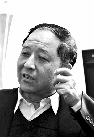 人大常委披露領導視察時前呼后擁者系警察化裝