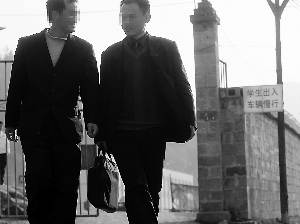 重慶12名校長給教師攤發西服 每套獲400元回扣