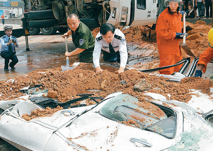 深圳官員車禍現場刨土救人被指作秀