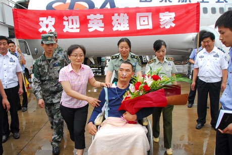 緝毒英雄羅金勇回到云南繼續(xù)康復(fù)治療