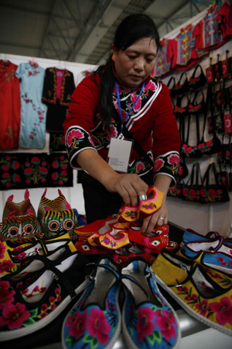 民博會上民間手工藝大師展絕活[圖]