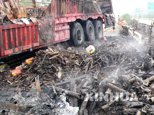 桂柳高速一運輸煙花爆竹大貨車燃燒