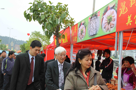 首屆永定客家美食節(jié)亮相參展美食全是當(dāng)?shù)乜图姨厣? style=