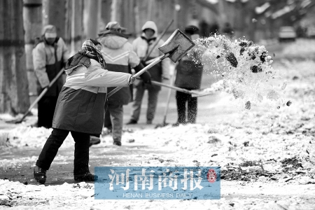 鄭州除積雪陋習多 積雪填滿雨水井污染河水