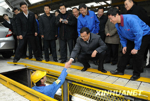 李克強在安徽考察時強調鞏固經濟回升基礎