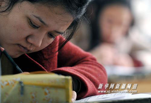 新疆上萬人參加公務(wù)員考試