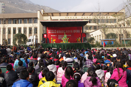 四川省文聯(lián)、四川省雜協(xié)組團(tuán)赴汶川慰問(wèn)(組圖)