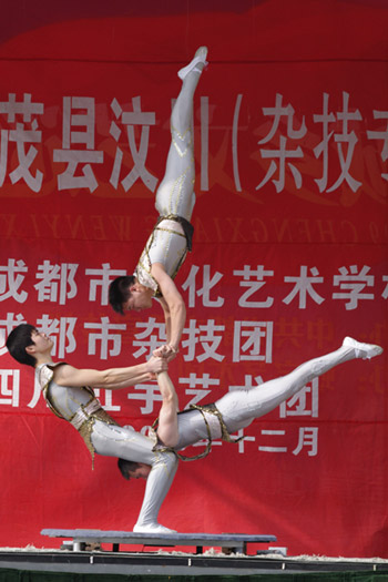 四川省文聯(lián)、四川省雜協(xié)組團(tuán)赴汶川慰問(wèn)(組圖)