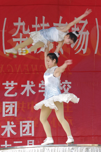 四川省文聯(lián)、四川省雜協(xié)組團(tuán)赴汶川慰問(wèn)(組圖)