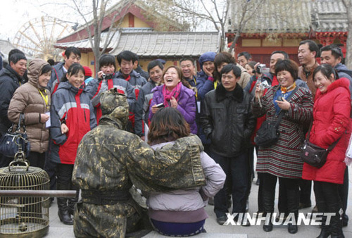 千人旅游團逛開封古城