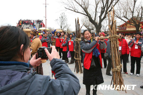 千人旅游團逛開封古城