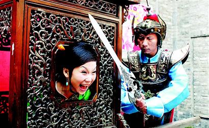 成都草根劇組開拍山寨《三槍》玩寂寞