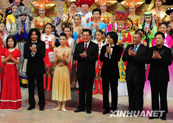 胡錦濤出席慶祝澳門回歸祖國(guó)10周年文藝晚會(huì)