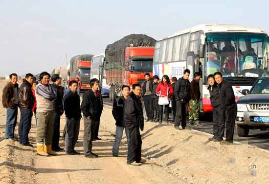 新疆甘肅交界交通堵塞一周 上千車輛滯留(組圖)