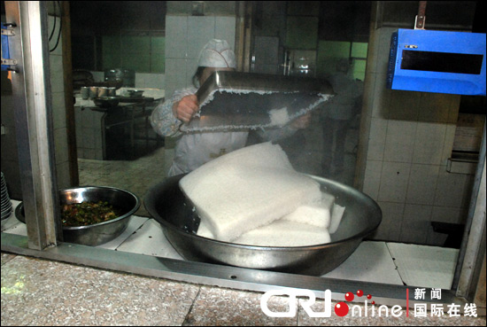 志愿者在山里學(xué)校的晚餐（組圖）